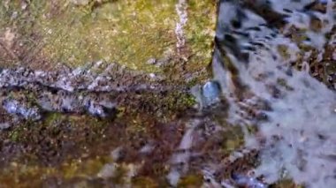 Su boruları çatlaklar akar.