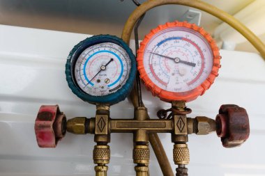 Klimalar araştırmak ve yakıt doldurma için ölçüm donanımları, soğutma sıvısı göstergeleri. Basınç ölçüm manometreleri. 