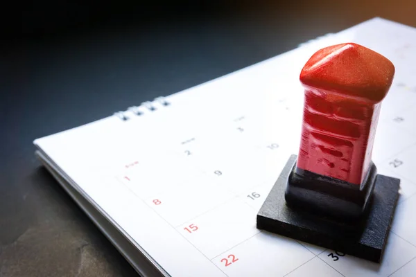 Fermer Boîte Aux Lettres Jouet Rouge Sur Calendrier Planificateur Mensuel — Photo