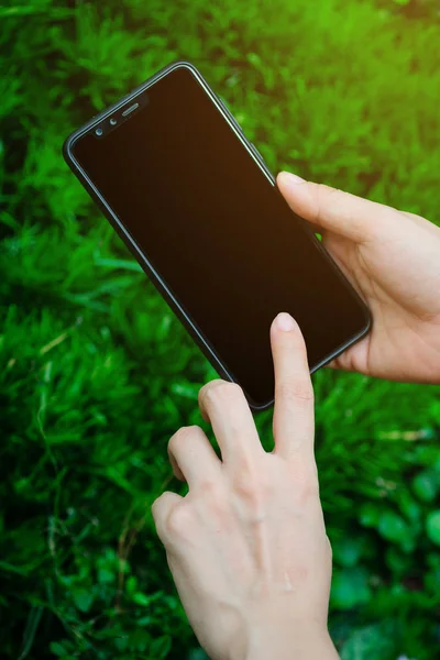 Feche Mão Jovem Mulher Segurando Tocando Tela Moderno Smartphone Preto — Fotografia de Stock