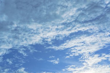 Mavi gökyüzü arka plan ile güzel beyaz kabarık bulutlar. Doğa hava, engin bulut mavi gökyüzü.