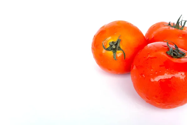Close Tomates Vermelhos Isolados Fundo Branco Tomate Com Gotas Água — Fotografia de Stock