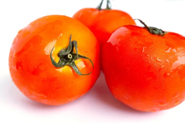 Cerrar Tomates Rojos Aislados Sobre Fondo Blanco Tomate Con Gotitas —  Fotos de Stock