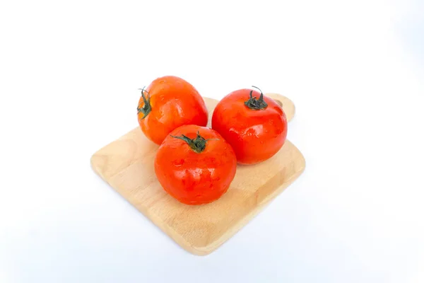 Nahaufnahme Roter Tomaten Isoliert Auf Weißem Hintergrund Tomate Mit Wassertropfen — Stockfoto