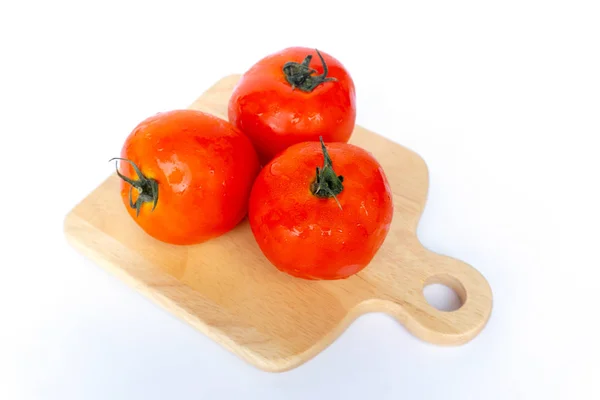 Close Rode Tomaten Geïsoleerd Witte Achtergrond Tomaat Met Druppeltjes Water — Stockfoto