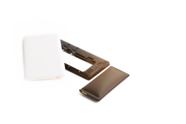 Beyaz arka planda izole şişmiş lityum-iyon pil akıllı telefon kapatın. Bozulmuş pil yanmaya veya patlamaya hazır. Akıllı telefonun arka kapağı cihazdan ayrılır. Yangın veya patlamadan önce pili çıkarın.