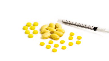 Yakın çeşitli tıbbi ilaçlar, antibiyotik ilaç ilaç hapları beyaz arka plan üzerinde izole kadar. Kopyalama alanı ile sarı tablet hapları. Tıp ve sağlıklı konsept.