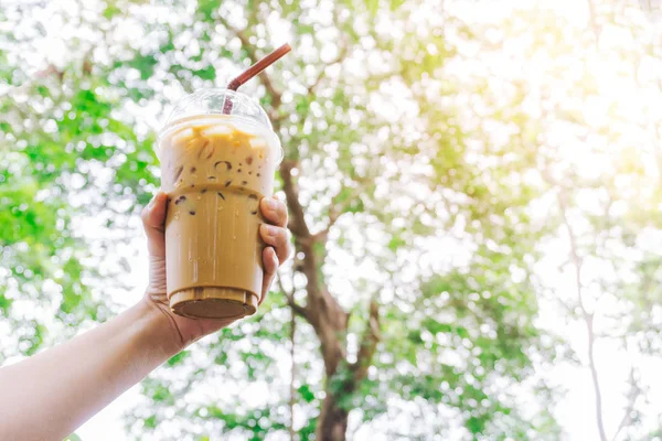 Nahaufnahme Junge Asiatische Frau Hand Hält Zum Mitnehmen Plastikbecher Mit — Stockfoto