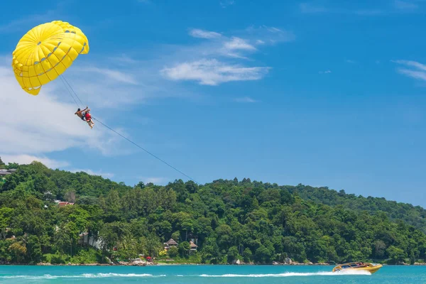 Parasailing Popular Deporte Acuático Patong Beach Tailandia Personas Volando Paracaídas —  Fotos de Stock