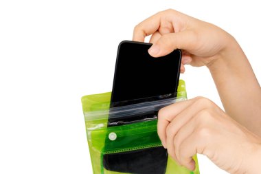 Kadın elini yeşil su geçirmez çanta tutarak ve kırpma yolu ile beyaz arka plan üzerinde izole çanta içine cep telefonu koymak. Pvc zip kilit torbası cep telefonu veya önemli öğeleri sudan korumak. Tayland Songkran su festivali için Konsept.