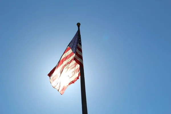 Flagge Weht Als Die Sonne Durch Sie Scheint — Stockfoto