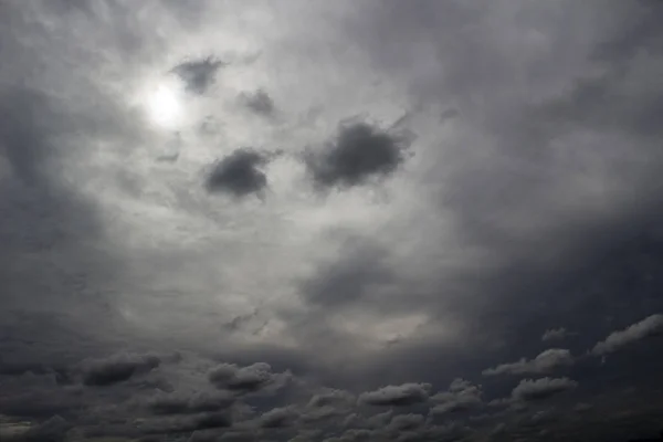 Nuvens Cinzentas Temperadas Num Dia Tempestuoso — Fotografia de Stock