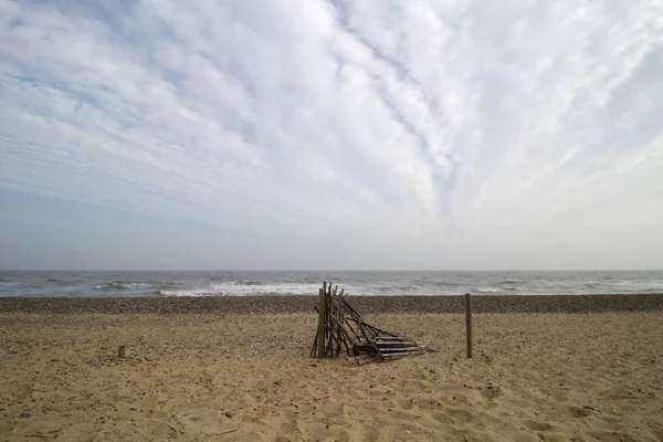英国萨福克郡沃尔伯斯威克海滩的木栅栏和铁丝栅栏遗迹 — 图库照片
