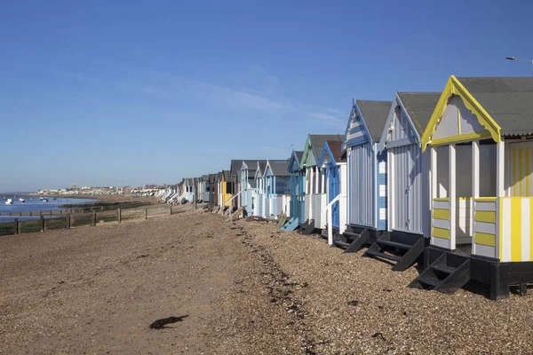 Barcos e cabanas de praia em Thorpe Bay beach, Essex, Inglaterra — Fotografia de Stock