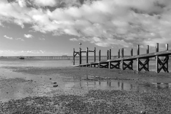 Чорно Біле Зображення Jetty Ювілейна Пляж Велика Ессекс Англія — стокове фото