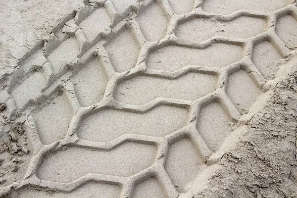 Следы шин на песке — стоковое фото