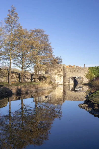 Reflexionen der Stadtmauern in bergues, Frankreich — Stockfoto