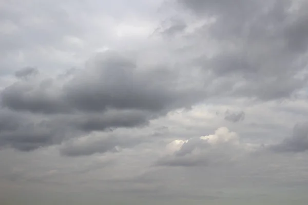 Nubes grises y blancas —  Fotos de Stock