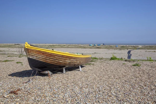 Vissersboot op Kessingland Beach, Suffolk, Engeland — Stockfoto