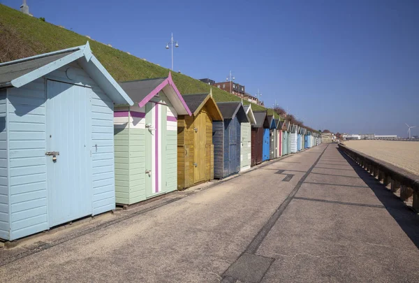 Cabanas de praia ao longo da beira-mar em Lowestoft, Suffolk, Inglaterra — Fotografia de Stock