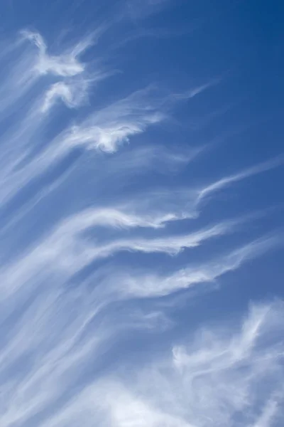 Nuvens brancas Wispy — Fotografia de Stock