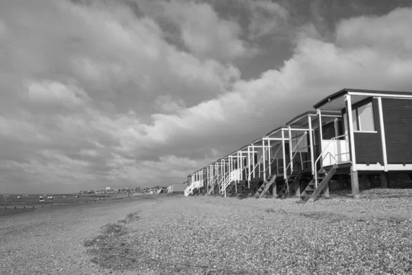 Imagen en blanco y negro de las cabañas de playa en Thorpe Bay, Essex, En — Foto de Stock