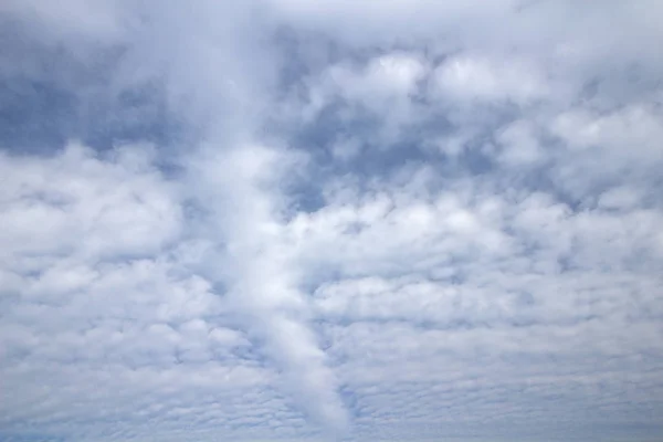 Linee insolite di nuvole bianche contro un cielo blu — Foto Stock