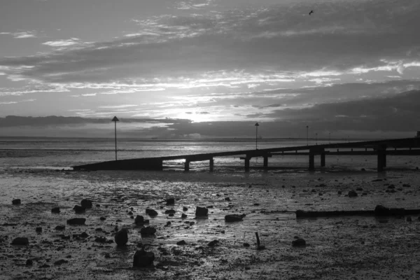 Fekete-fehér kép Southend Beach, Essex, Anglia — Stock Fotó