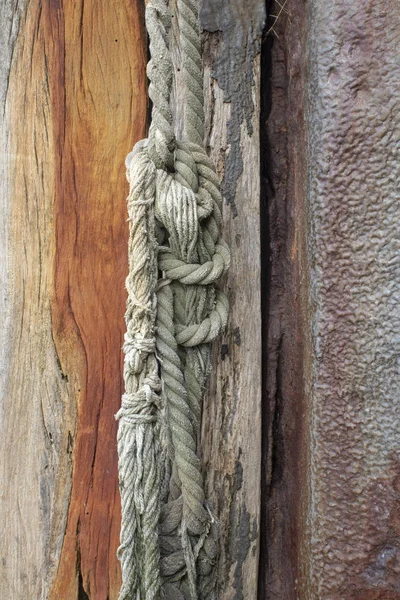 Cuerda náutica colgando de un poste de madera en Old Leigh, Leigh-on - —  Fotos de Stock