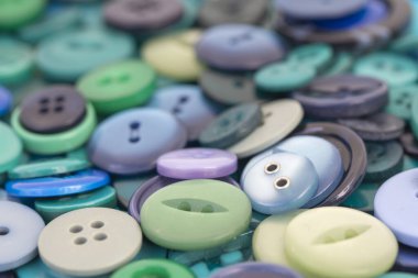 Yeşil, lavanta ve mavi düğmelerin yakın plan görüntüsü