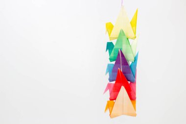 Renkli origami kuşları beyaz bir arkaplana karşı, metin için boşluk ile