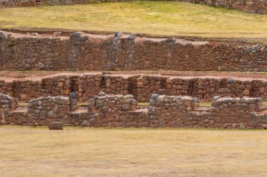 Inca harabelerde bir taş duvar. Chinchero, Peru.