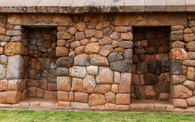 Inca harabelerde bir taş duvar. Chinchero, Peru.