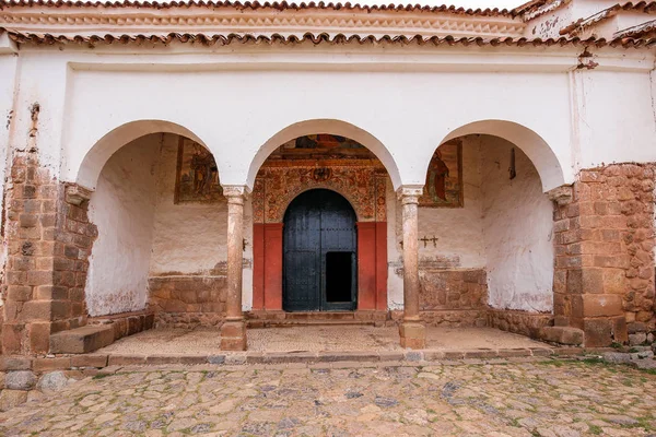 Inca kalıntıları üzerinde koloni bir kilise. Chinchero, Peru.
