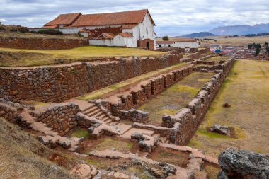 Inca kalıntıları üzerinde koloni bir kilise. Chinchero, Peru.
