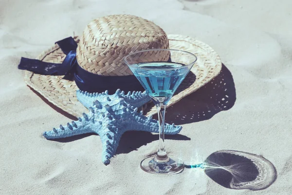 Chapéu Palha Cocktail Refrescante Verão Estrela Mar Azul Areia — Fotografia de Stock