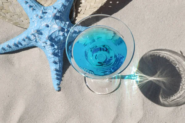 Copo Martini Com Refrescante Coquetel Azul Estrela Mar Fundo Chão — Fotografia de Stock