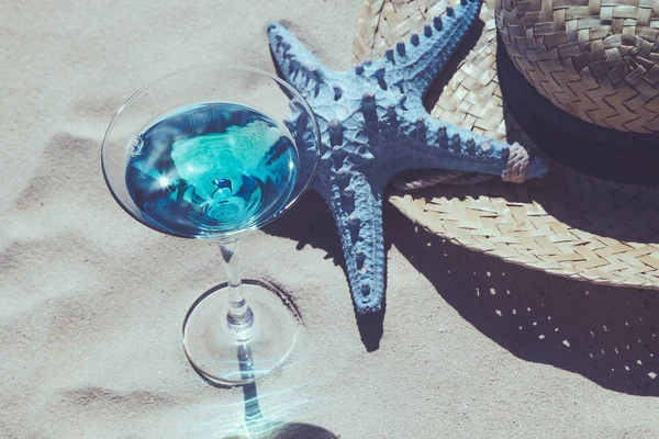 Vidro Martini Com Refrescante Azul Coquetel Estrela Mar Chapéu Verão — Fotografia de Stock