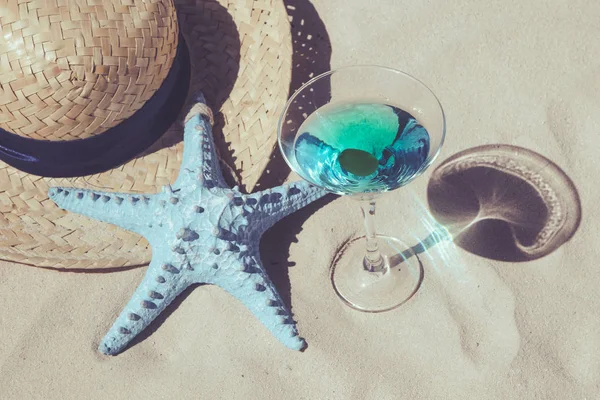 Chapéu Palha Cocktail Refrescante Verão Estrela Mar Azul Areia — Fotografia de Stock
