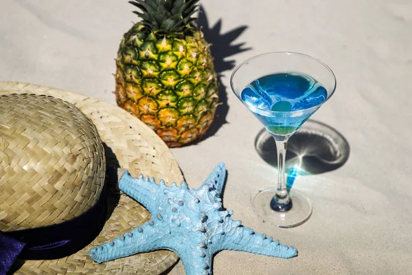 Verfrissende Cocktail Ananas Zomer Stro Hoed Het Zand — Stockfoto