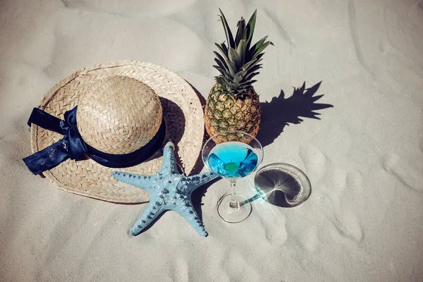 Coquetel Refrescante Abacaxi Chapéu Palha Verão Areia — Fotografia de Stock