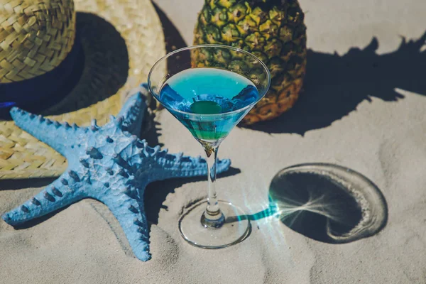 Verfrissende Cocktail Ananas Zomer Stro Hoed Het Zand — Stockfoto