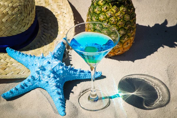Erfrischender Cocktail Aus Ananas Und Sommer Strohhut Sand — Stockfoto