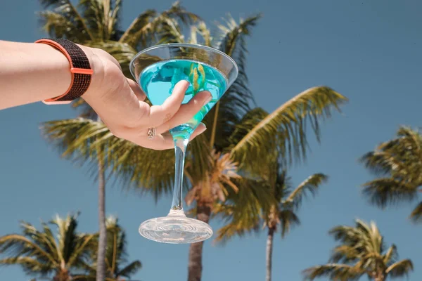 Weibliche Hand Hält Blauen Cocktail Palmen Hintergrund — Stockfoto