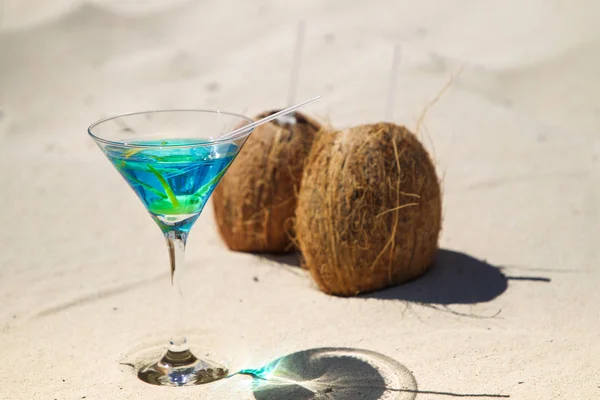Copo Martini Com Coquetel Azul Dois Coco Fresco Tropical Praia — Fotografia de Stock