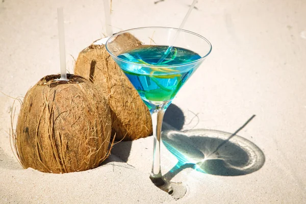 Copo Martini Com Coquetel Azul Dois Coco Fresco Tropical Praia — Fotografia de Stock