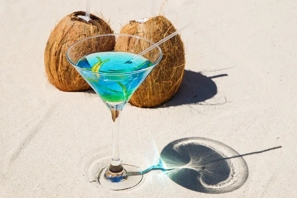 Copo Martini Com Coquetel Azul Dois Coco Fresco Tropical Praia — Fotografia de Stock