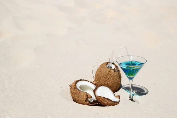 Copo Martini Com Coquetel Azul Dois Coco Fresco Tropical Praia — Fotografia de Stock