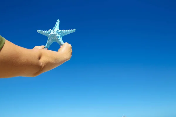 Mano Sosteniendo Estrella Mar Azul — Foto de Stock