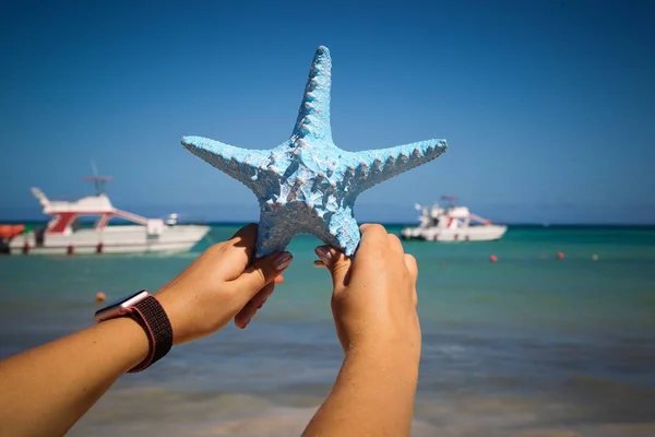 Manos Sosteniendo Azul Estrella Mar Océano Barco Fondo — Foto de Stock